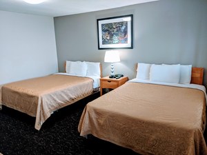Standard Room with Two Queen Beds Photo 4
